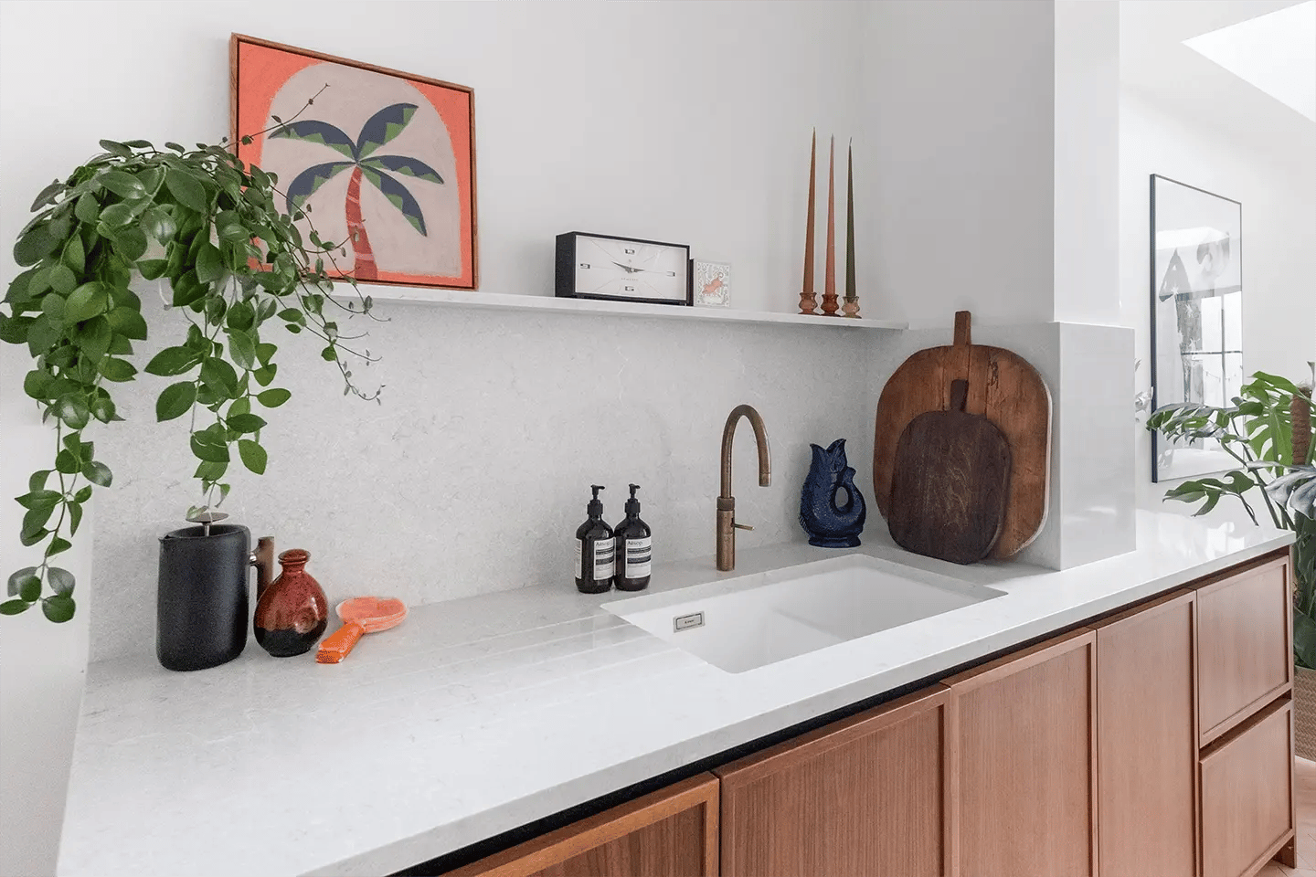 Close-up of Caesarstone Bianco Drift kitchen worktop surface and backsplash