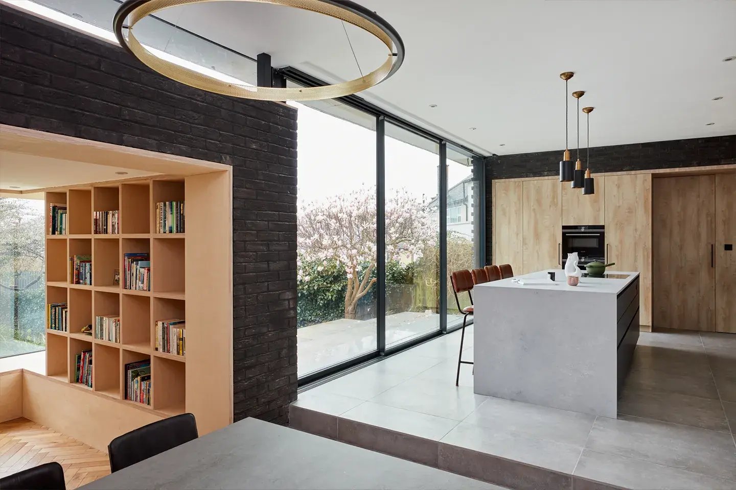 Modern kitchen with natural materials and a Caesarstone Airy Concrete kitchen island