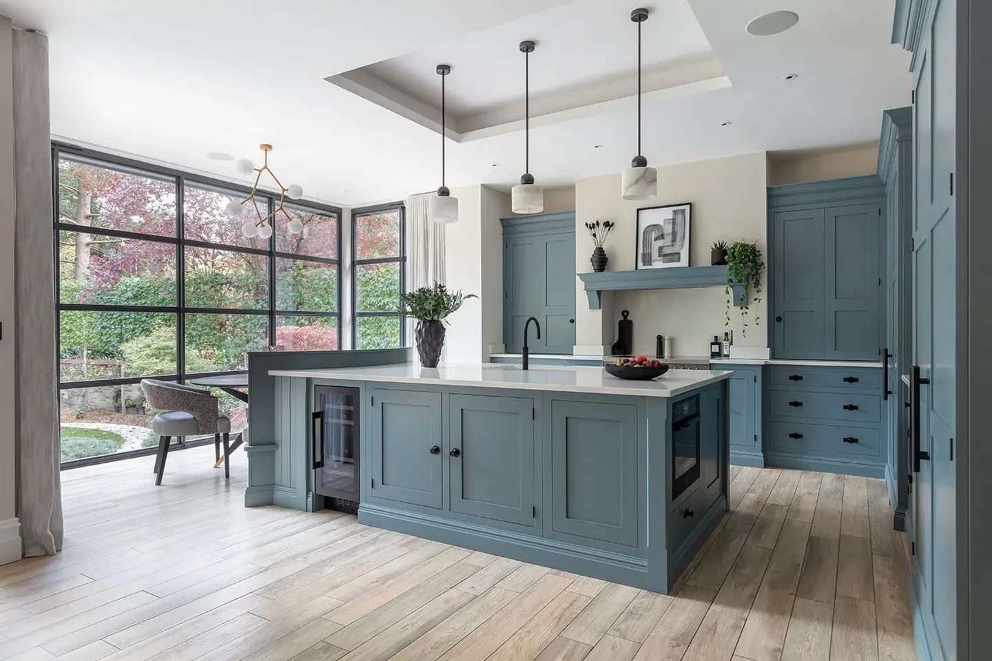 Blue traditioal Tom Howley kitchen with Caesarstone Organic White worktops