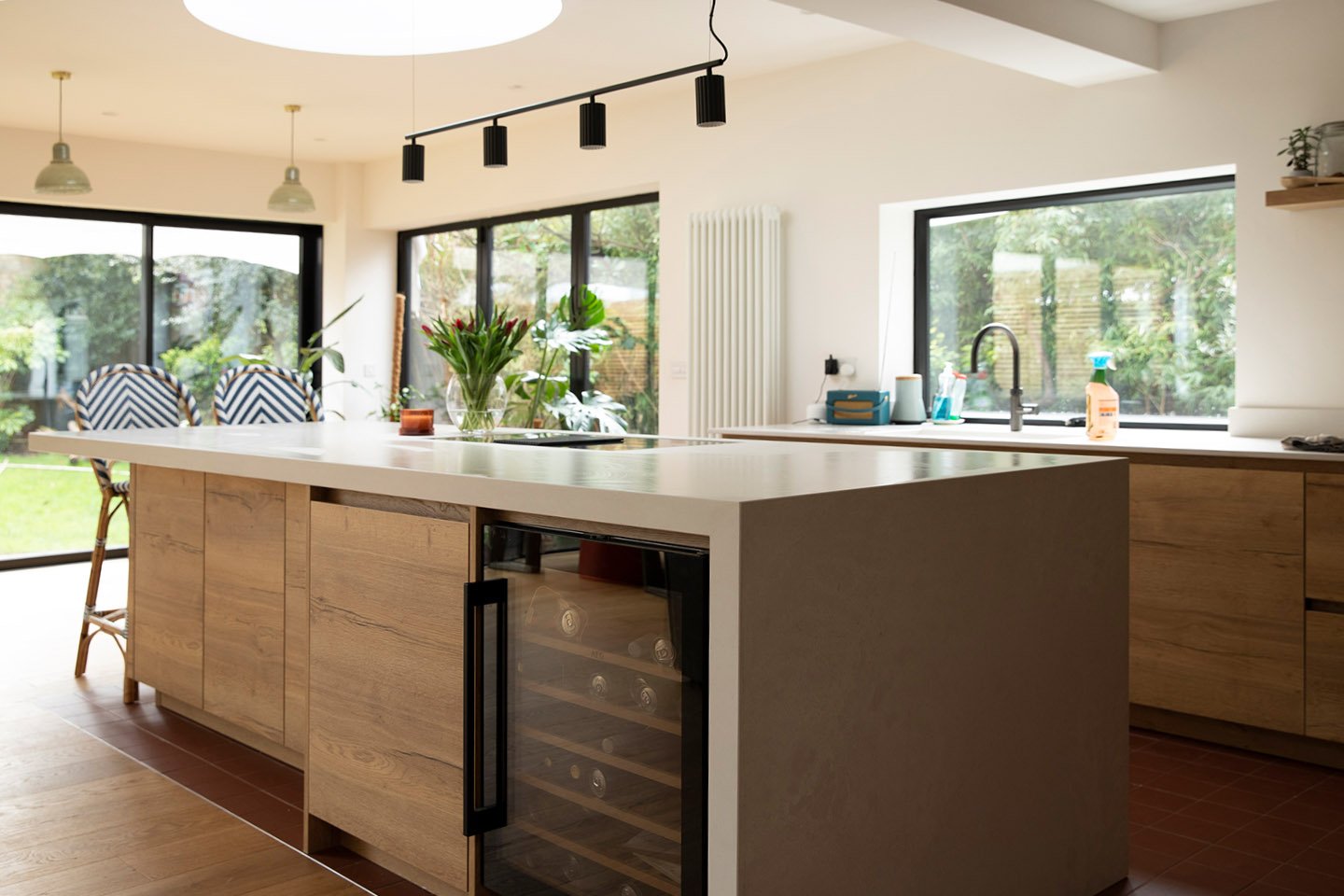 Zoe de Pass's kitchen featuring a Caesarstone Cloudburst Concrete island