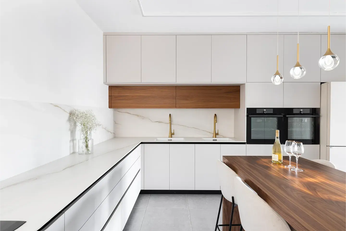 Caesarstone Sleet white porcelain kitchen worktops in a modern kitchen