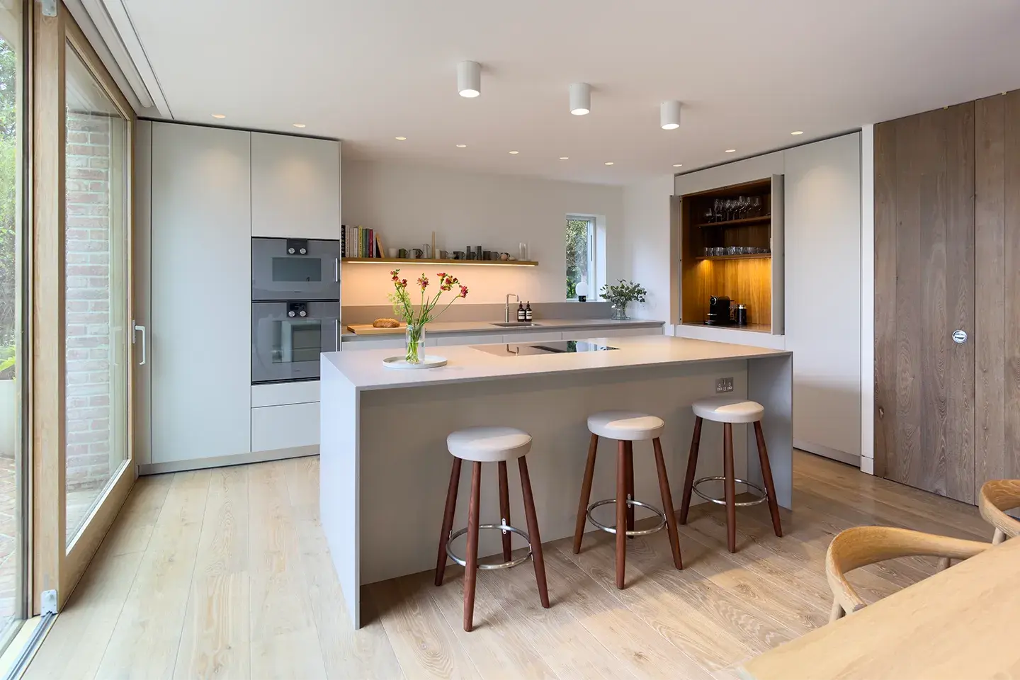 Modern kitchen with Caesarstone Raw Concrete kitchen worktops and island