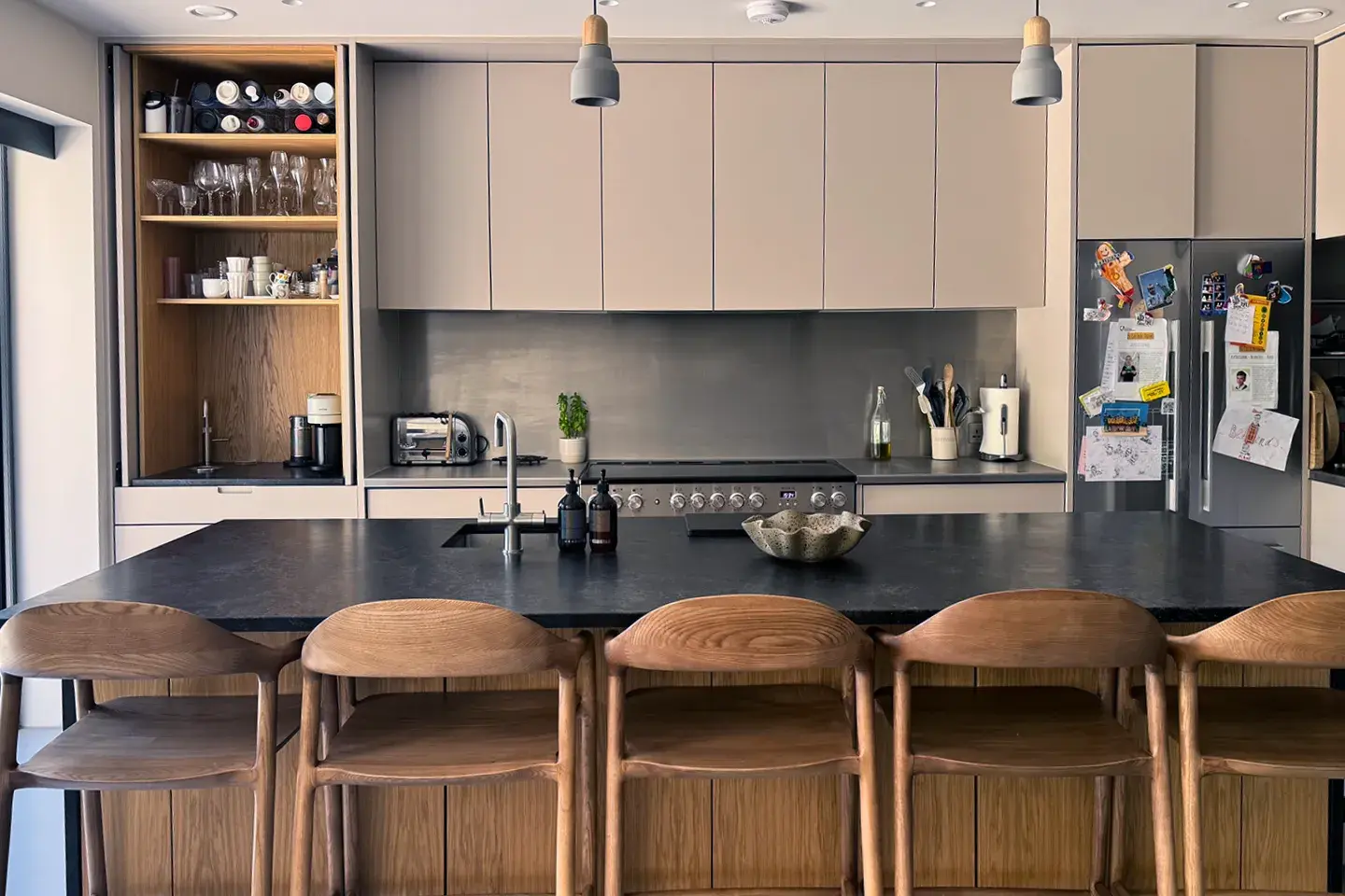 Modern kitchen featuring Caesarstone Darcrest worktops