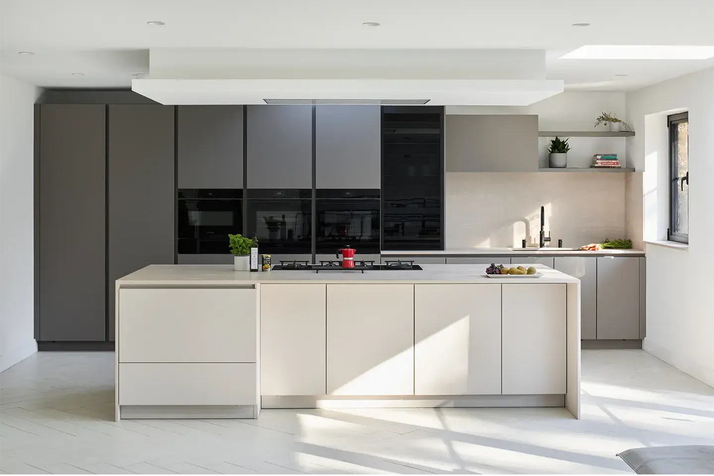 Modern kitchen with Caesarstone Topus Concrete kitchen worktops, backsplash and island